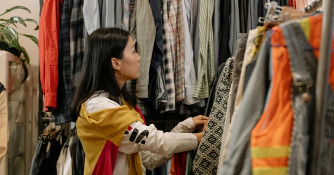 woman-shopping-at-thrift-store